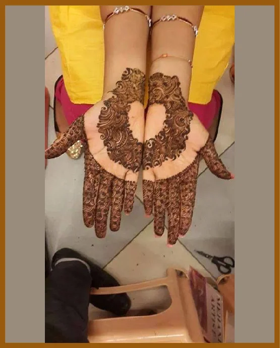 Curve Line Band In Modern Front Hand Mehndi Design